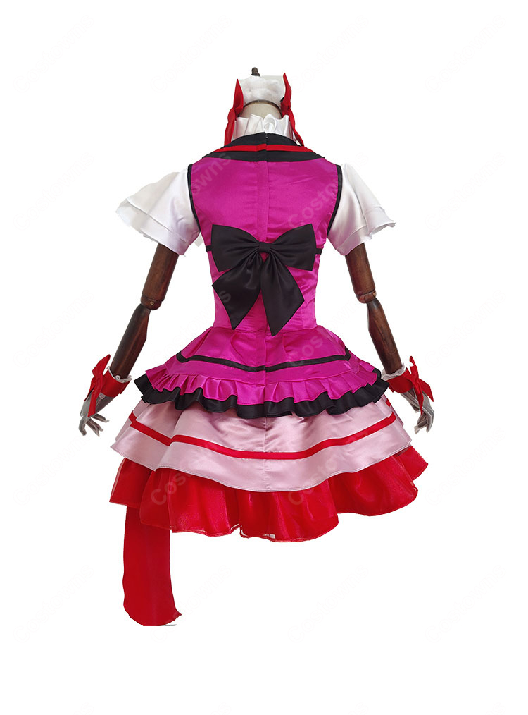 ワンピース背面と背部の大きな蝶結びが見える後ろ姿