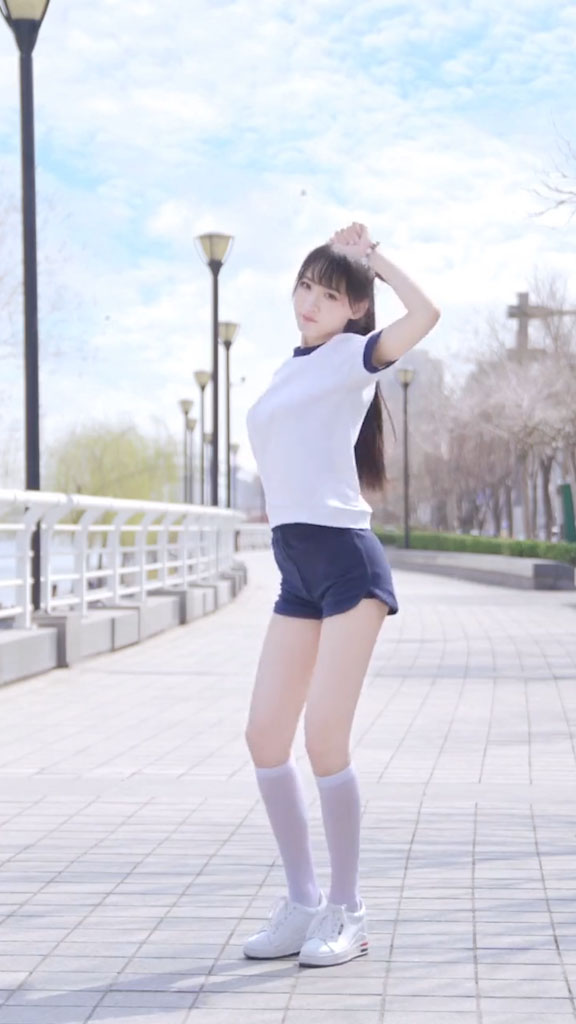 彼女のダンスは上手に踊れる
私はダンスの