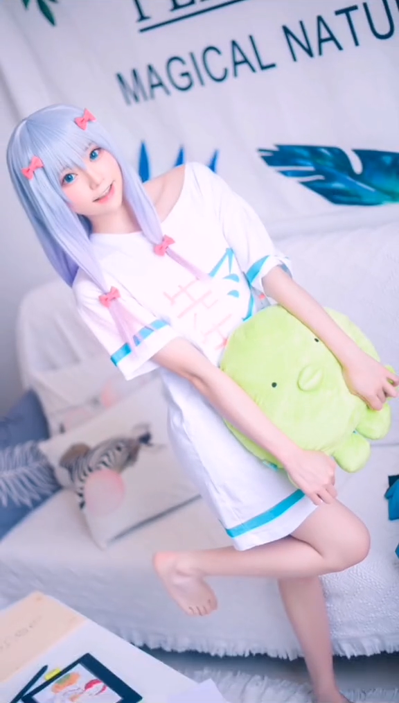 白いコスプレ衣装、好きになる? 0