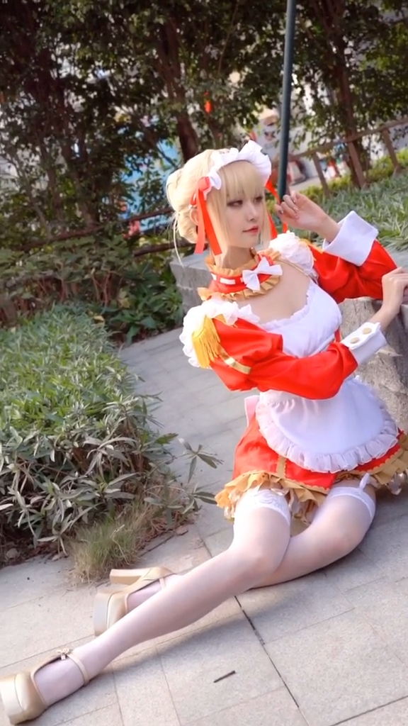 コスプレ衣装 赤いメイド服 セット ヘアバンド ワンピース エプロン ハイヒール ハイソックス ネックリング 5