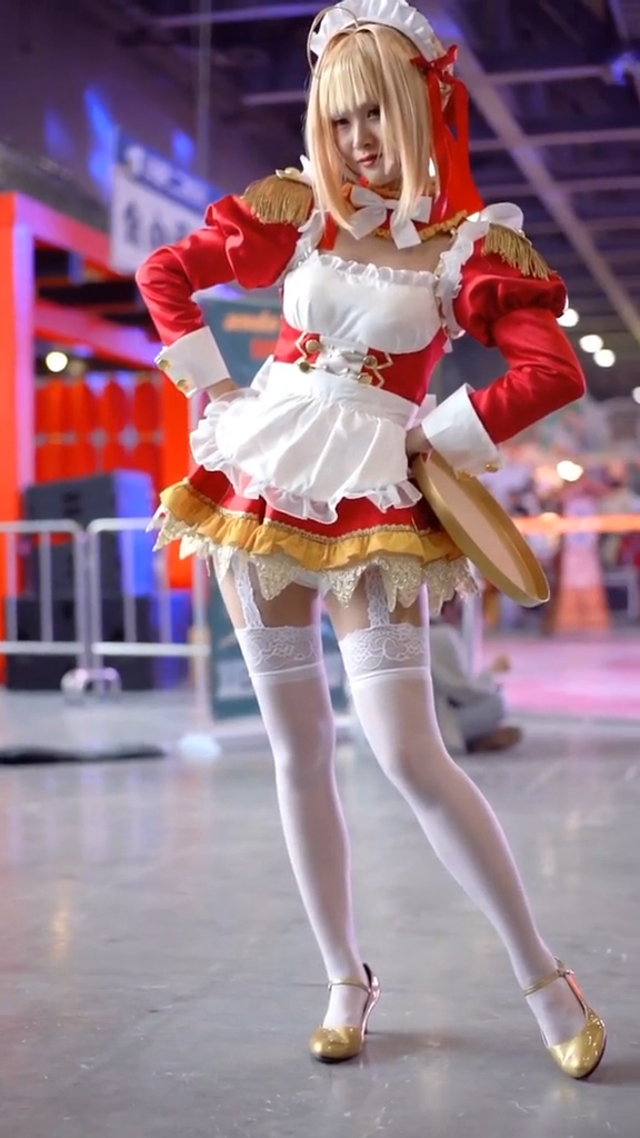 コスプレ衣装 赤いメイド服 セット ヘアバンド ワンピース エプロン ハイヒール ハイソックス ネックリング 2