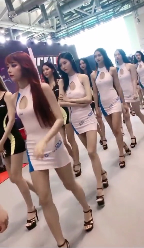 【コスプレ】セクシーが過ぎる!モータショーのコンパニオン厳選動画-5