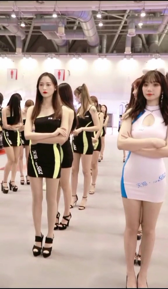 【コスプレ】セクシーが過ぎる!モータショーのコンパニオン厳選動画-14